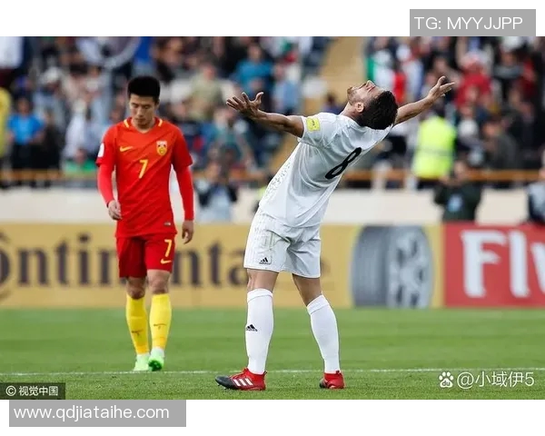 白色秋衣下的足球明星如何在赛场上展现激情与风采 白色秋衣下的足球明星如何在赛场上展现激情与风采