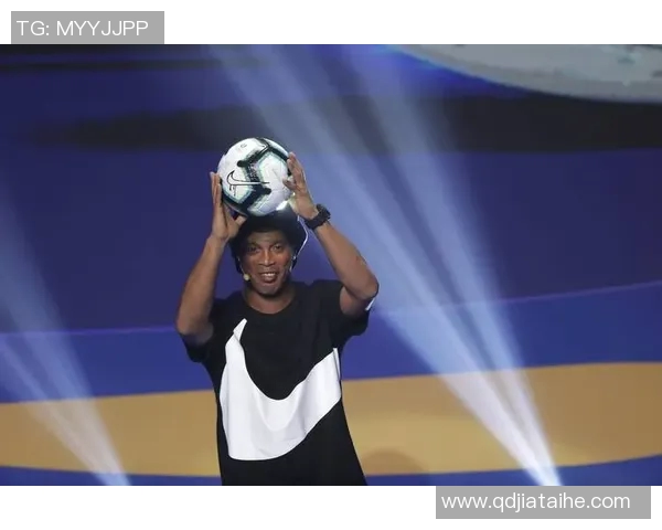 国外足球明星街头踢球引发热潮球迷纷纷围观共同感受足球魅力